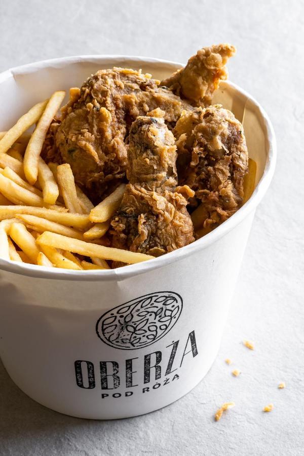 مبيت وإفطار نوفه تارخ Oberza Pod Roza Restauracja, Sauny, Jacuzzi المظهر الخارجي الصورة